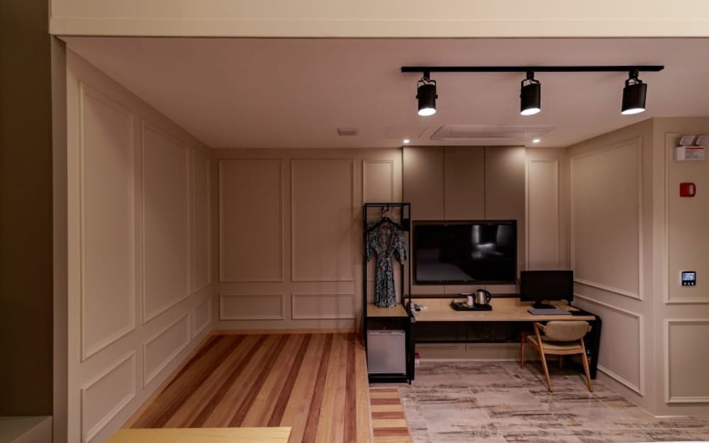 Room (FLOORED 218) photo 1