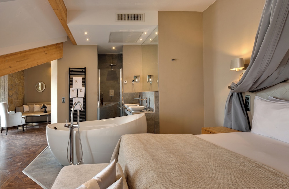Superior Suite, 1 King Bed with Sofa bed, Non Smoking photo 3