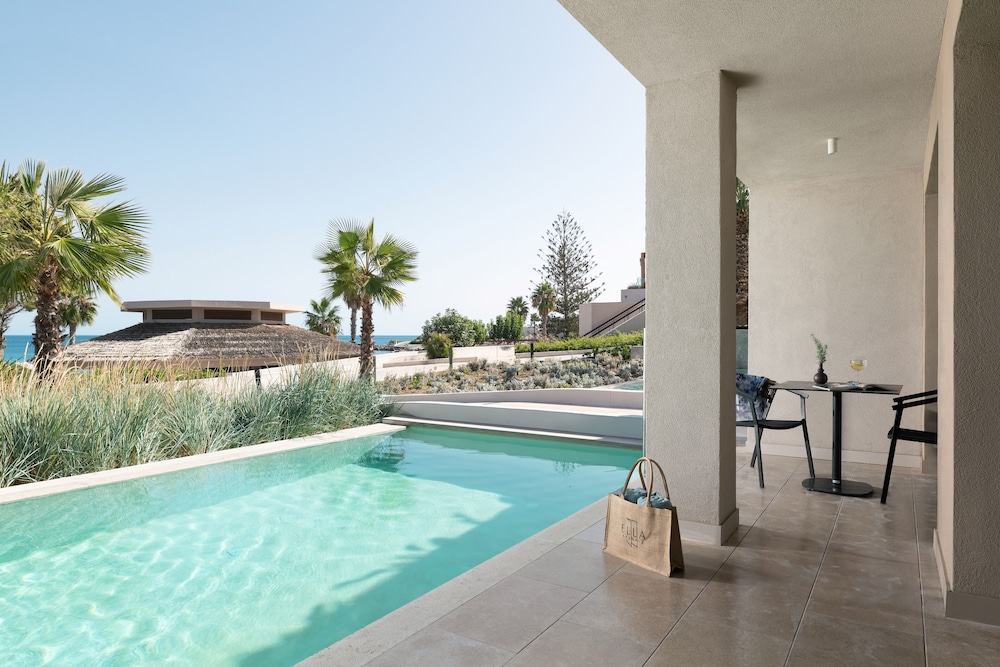 Helea Suite with Swim Up Pool