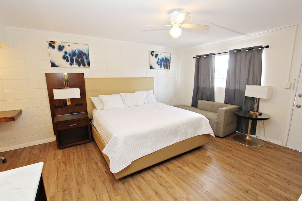 Room, 1 King Bed - Photo 9
