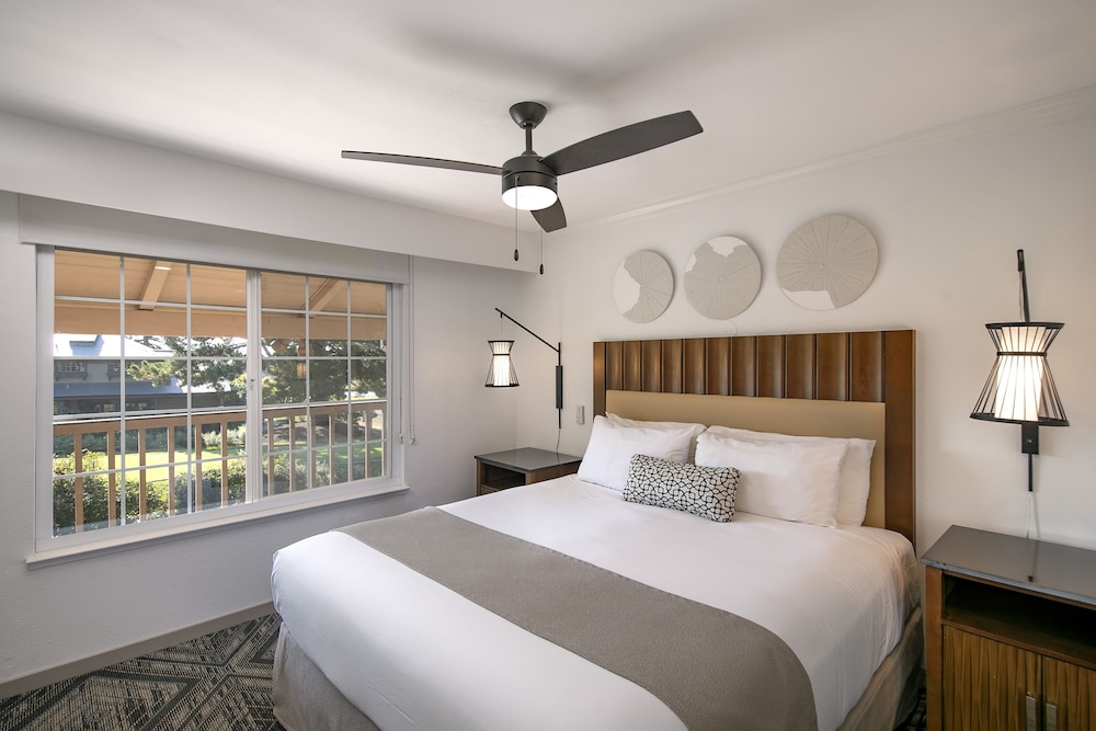 Premier Suite, 1 King Bed, Fireplace, Golf View photo 1
