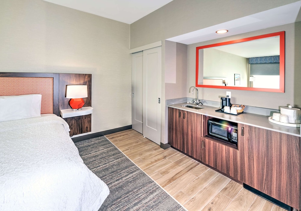 Room, 1 King Bed, Non Smoking - Photo 4