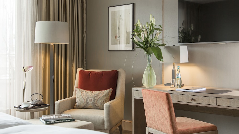 Elegant Nature Deluxe Room with Lake View
