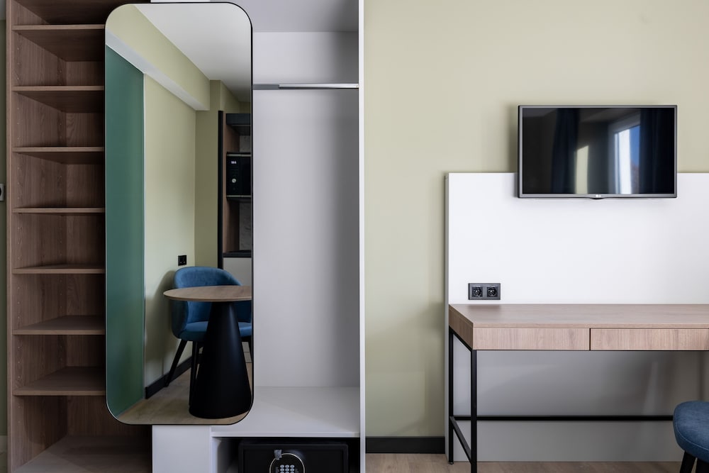 Medium Studio with Kitchenette - Photo 13