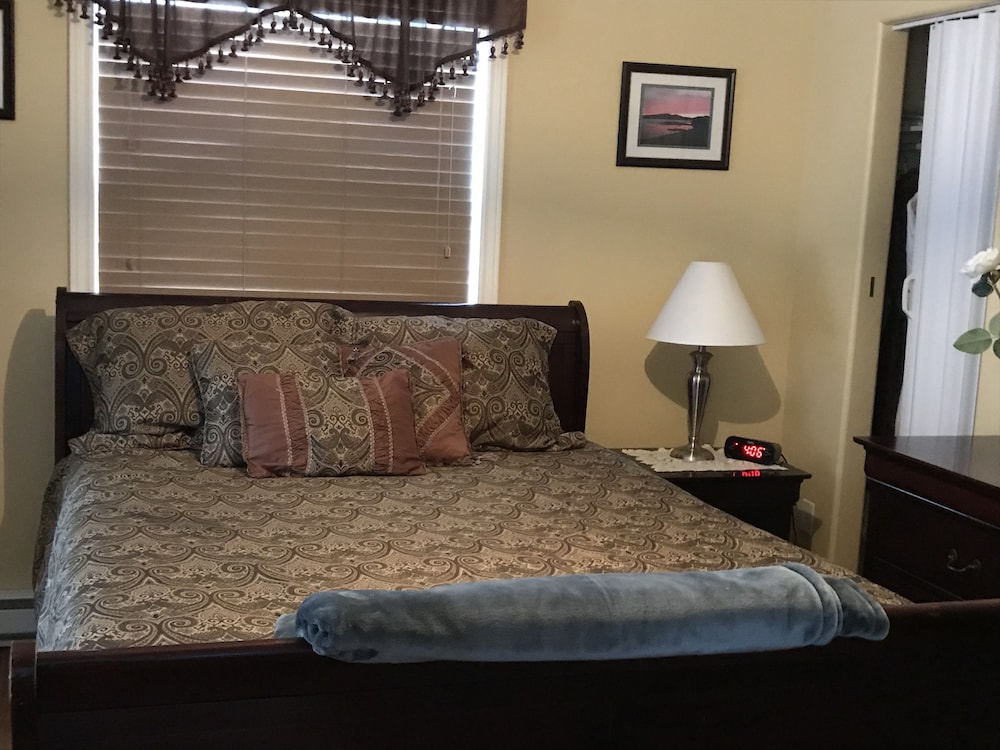 Deluxe Room, 1 Queen Bed, Non Smoking photo 3