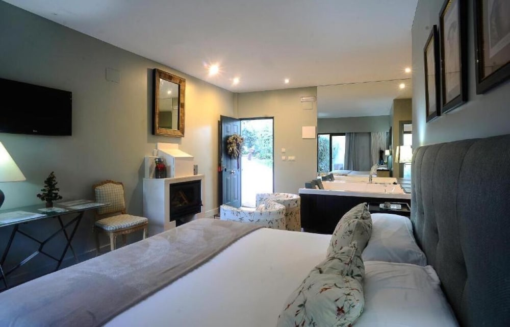 Grand Suite, 1 King Bed, Private Pool, Courtyard View photo 3