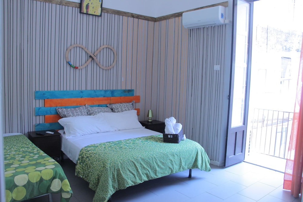 Quadruple Room, Shared Bathroom (Colata di Colore)