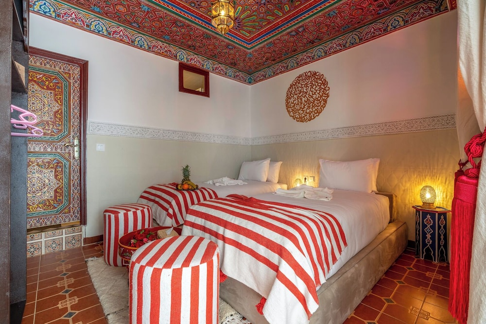 Standard Twin Room thumbnail 6