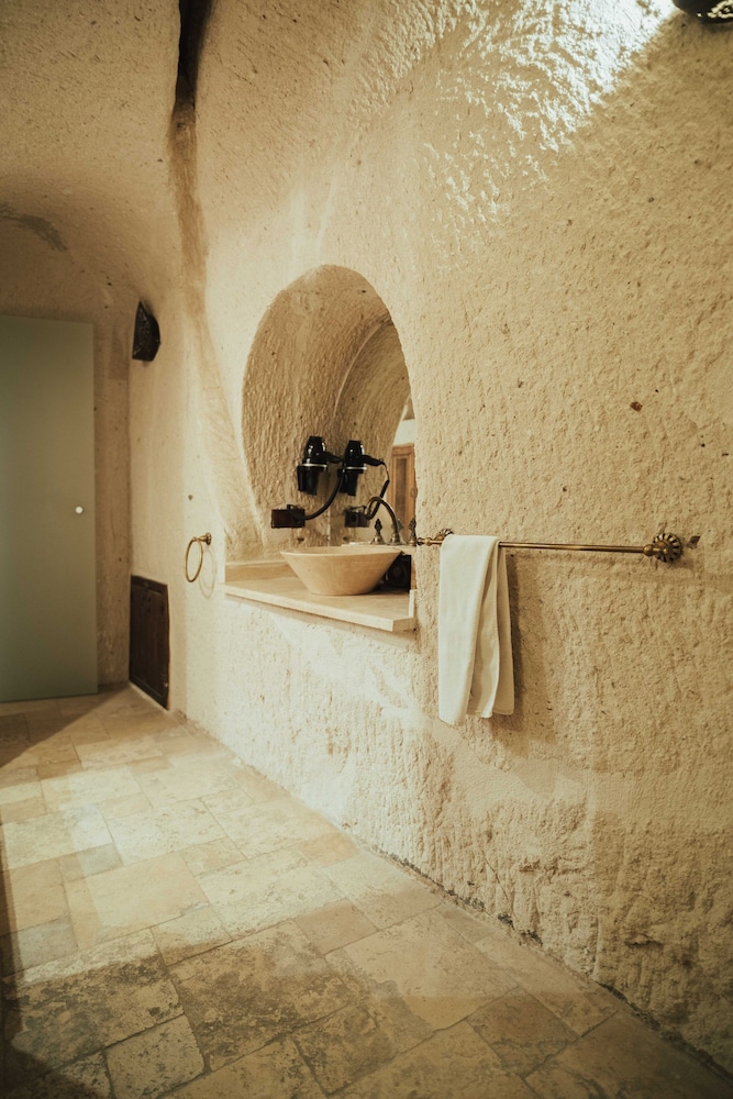 Queen Cave Suite with Stone Bathtub - Photo 7