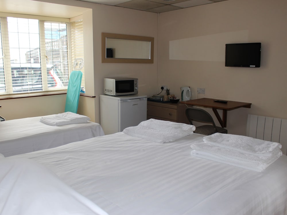 Suite, Ensuite (Double 2 And Single Beds) photo 2