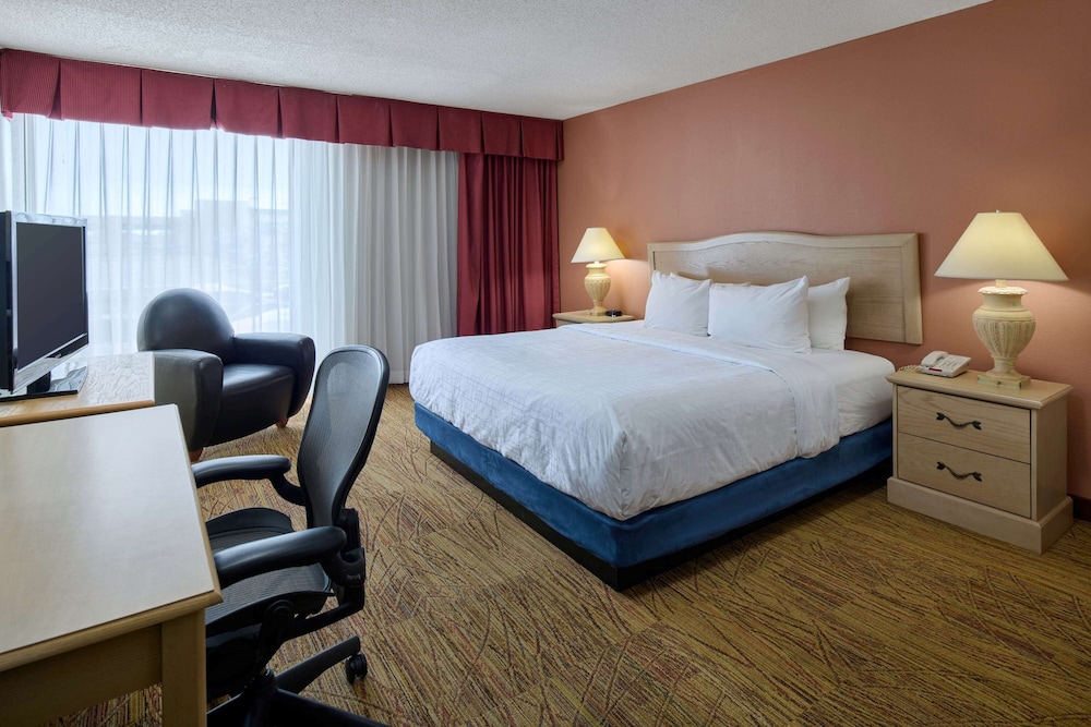 Room, 1 King Bed - Photo 2