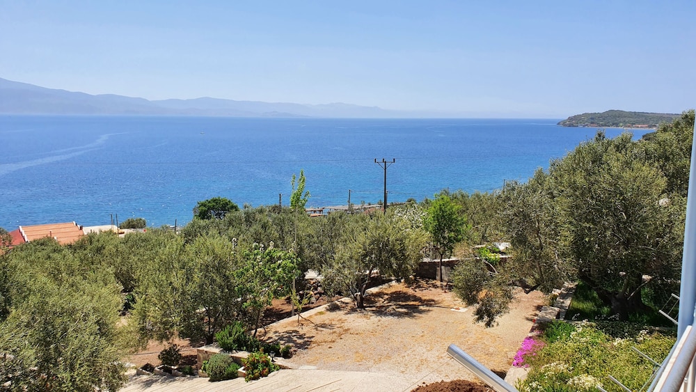 Deluxe Triple Room, Multiple Beds, Non Smoking, Sea View photo 3