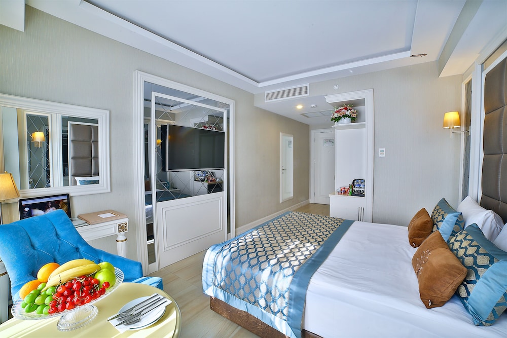 Standard Room with King Bed photo 2