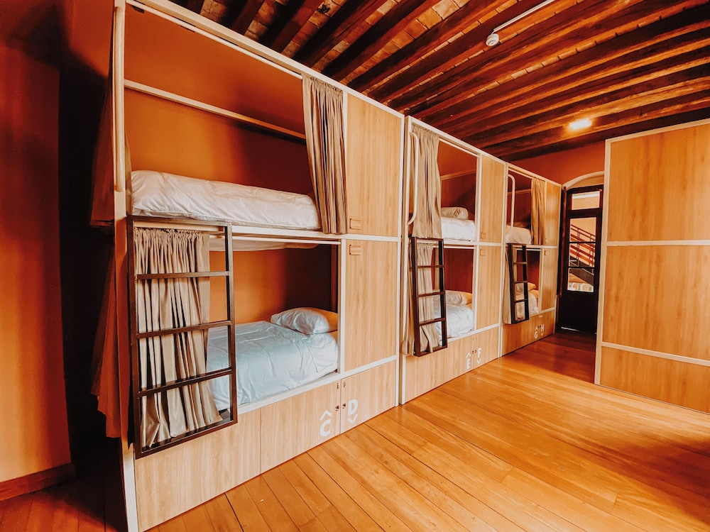Dormitorio mixto de 14 camas photo 2