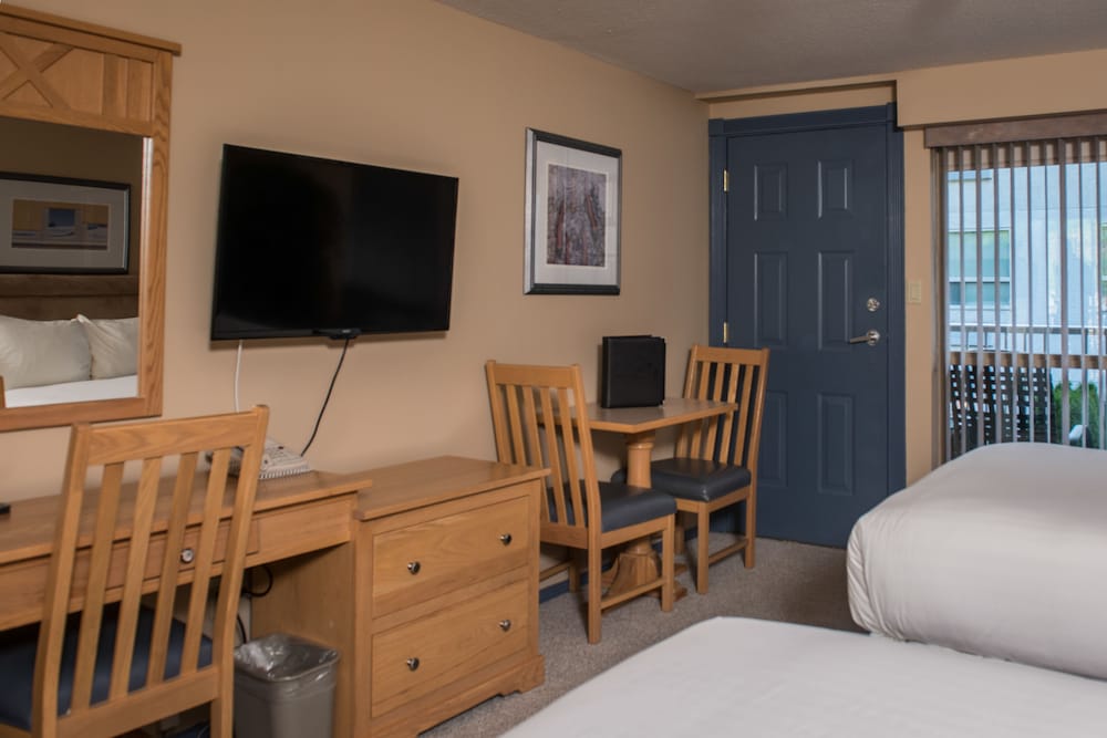 Room, 2 Double Beds, Pool View photo 3