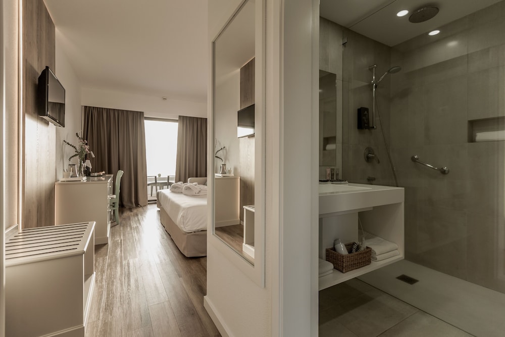 Basic Double or Twin Room - Photo 10