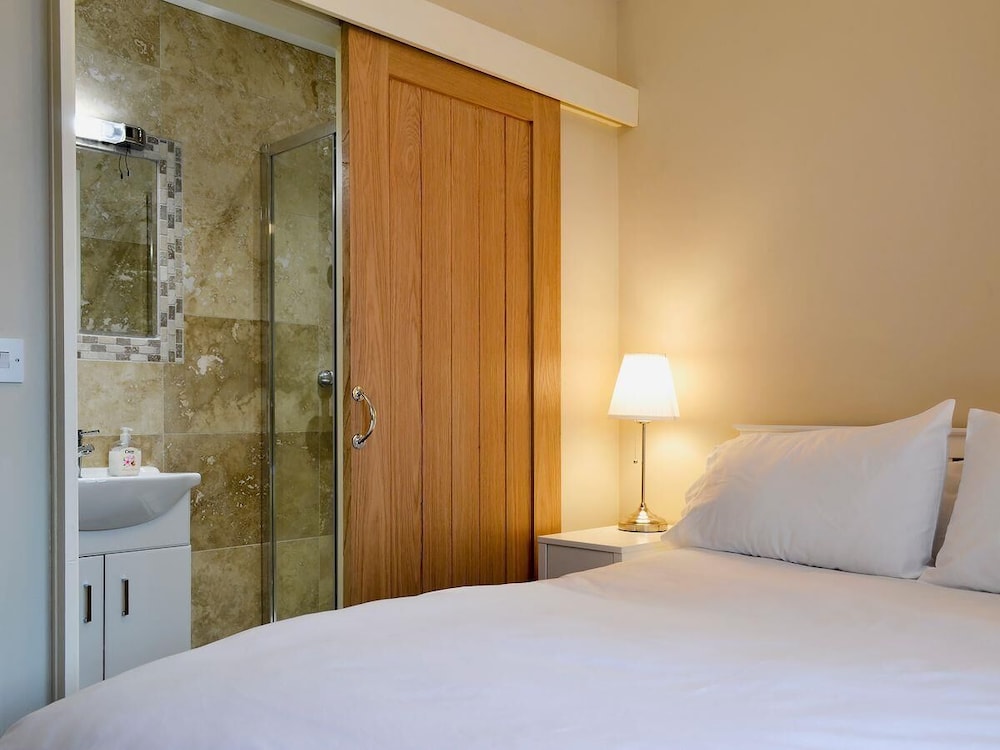 Cottage, Ensuite (Hen House) photo 3