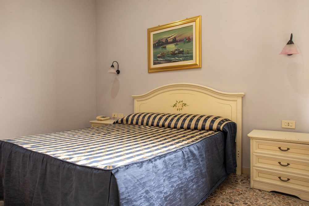City Double Room Single Use, 1 Large Twin Bed photo 2