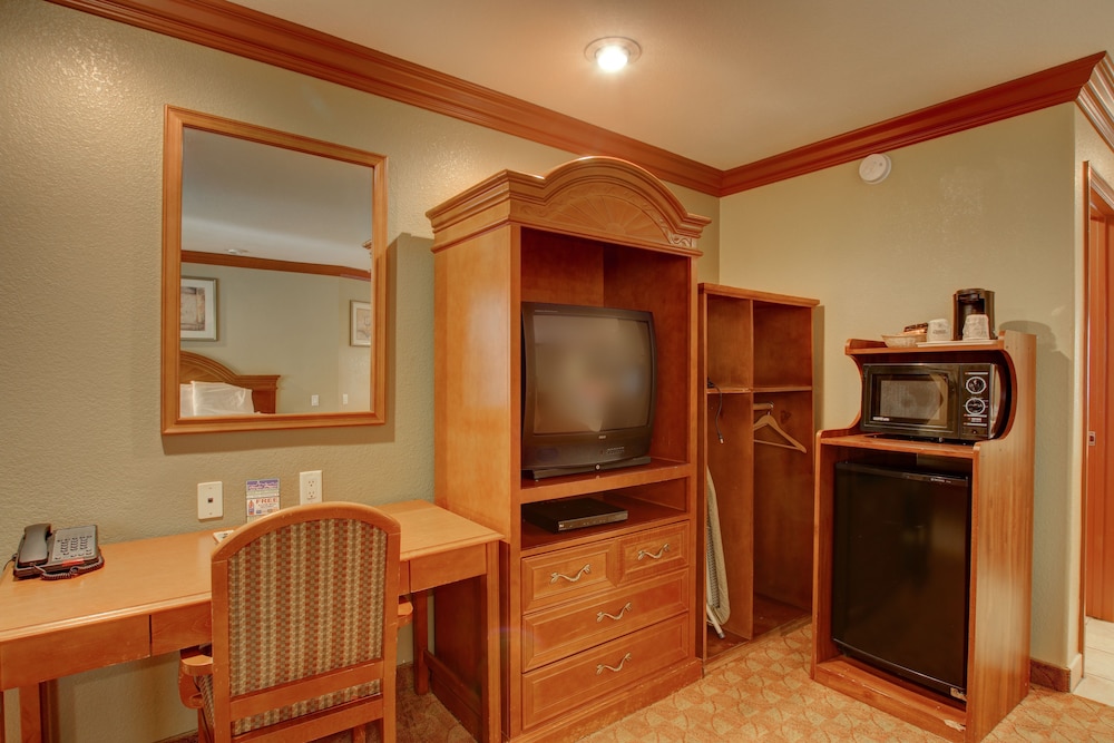 Suite, 1 King Bed, Jetted Tub photo 2
