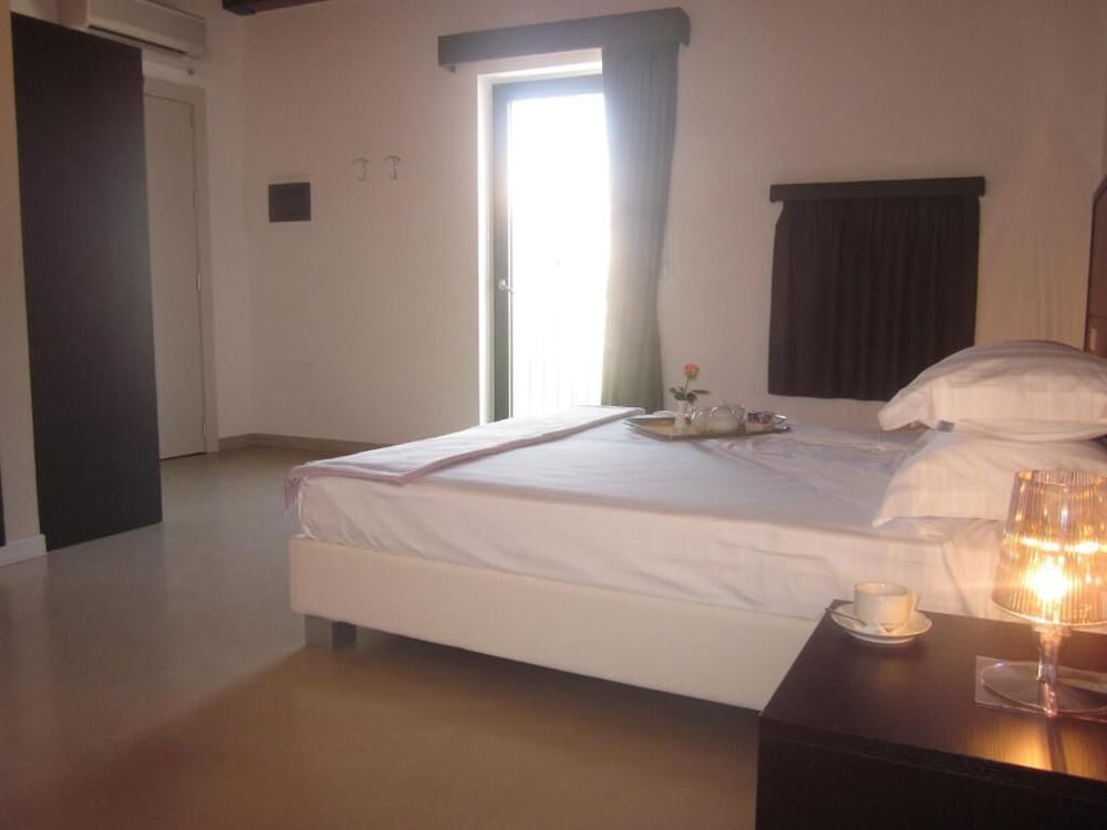 Deluxe Double Room Single Use, 1 Double Bed, Sea View photo 2