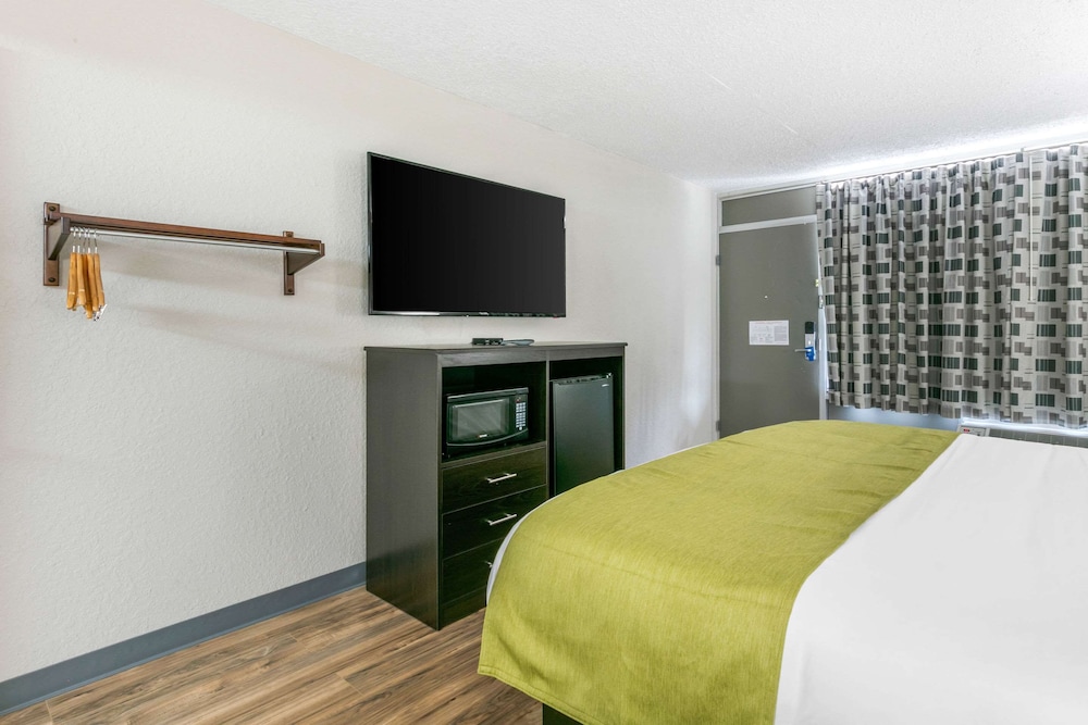 Standard Room, 1 King Bed, Non Smoking - Photo 9