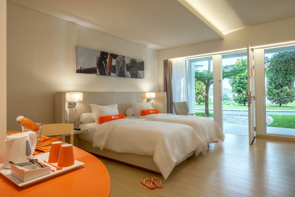 Room, Pool Access (HARRIS)