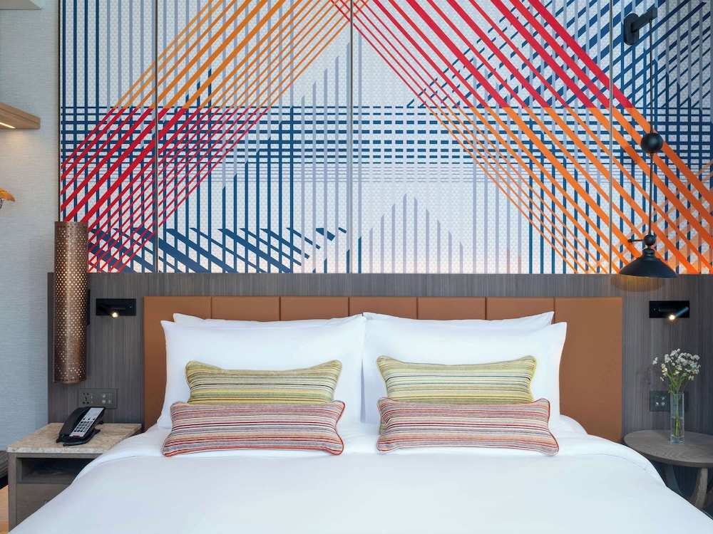 Deluxe Room, 1 King Bed photo 2