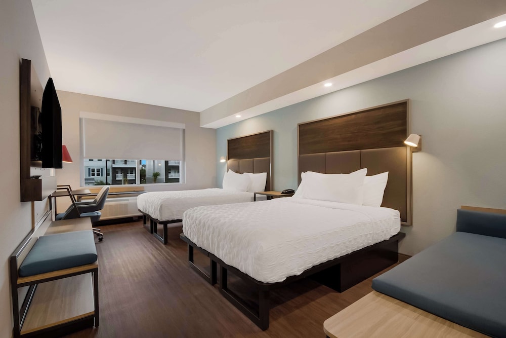 Room, 2 Queen Beds (Bench) - Photo 3