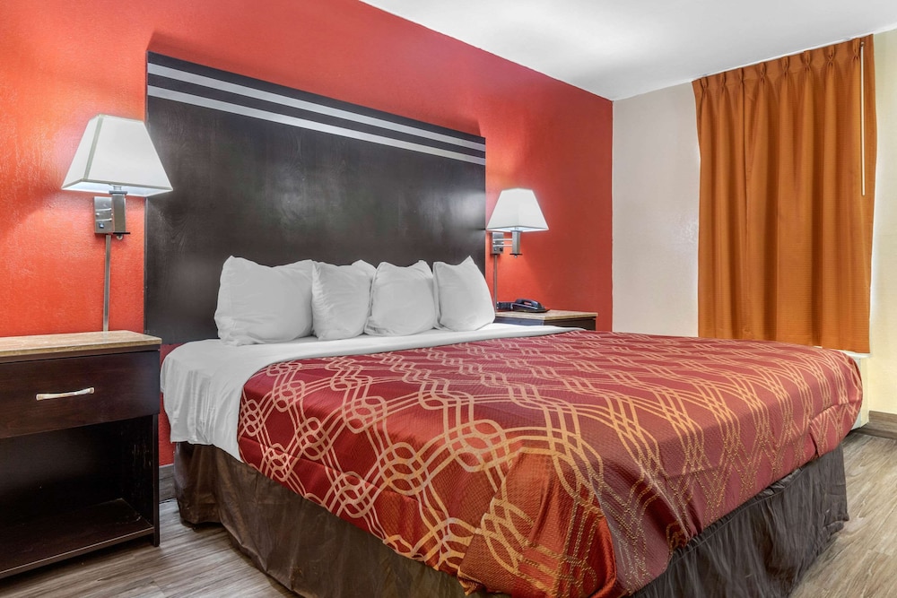 Standard Room, 1 King Bed, Smoking - Photo 3