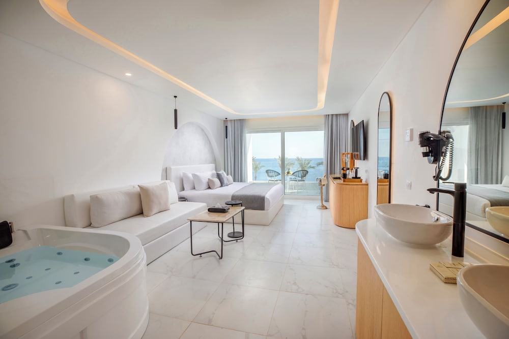 Deluxe Jacuzzi Room - Photo 1
