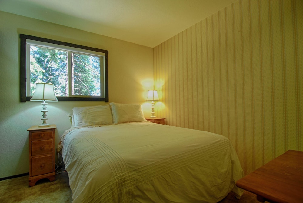 House, Multiple Beds, Partial Lake View (Rim Drive Lookout) photo 3