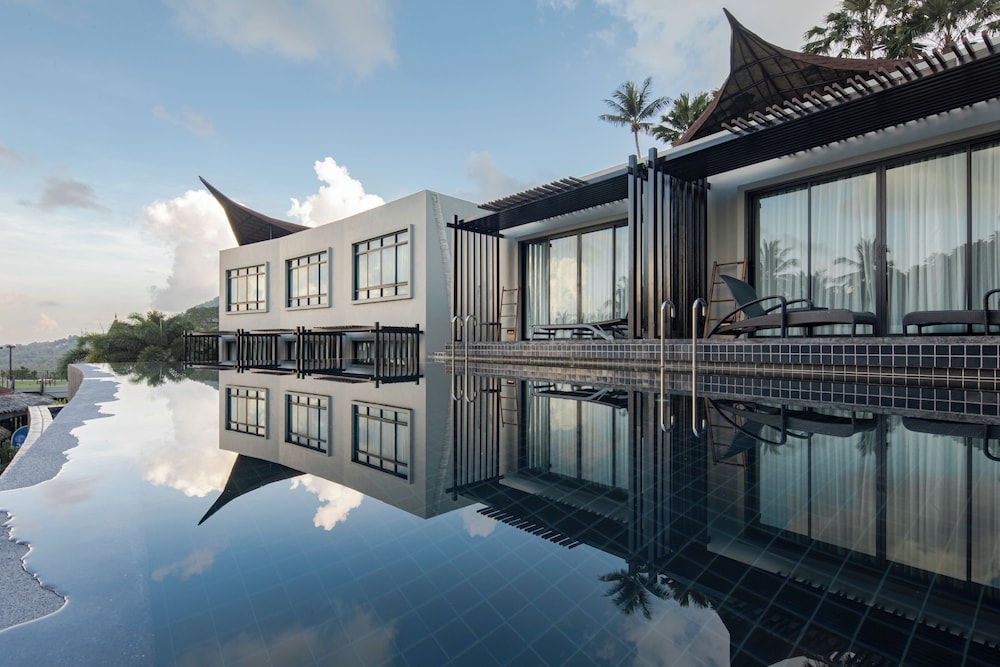 Grand Pool Access+PADI Discovery Scuba Diving