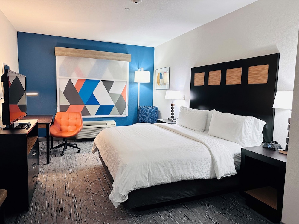 Suite, 1 King Bed with Sofa bed photo 2