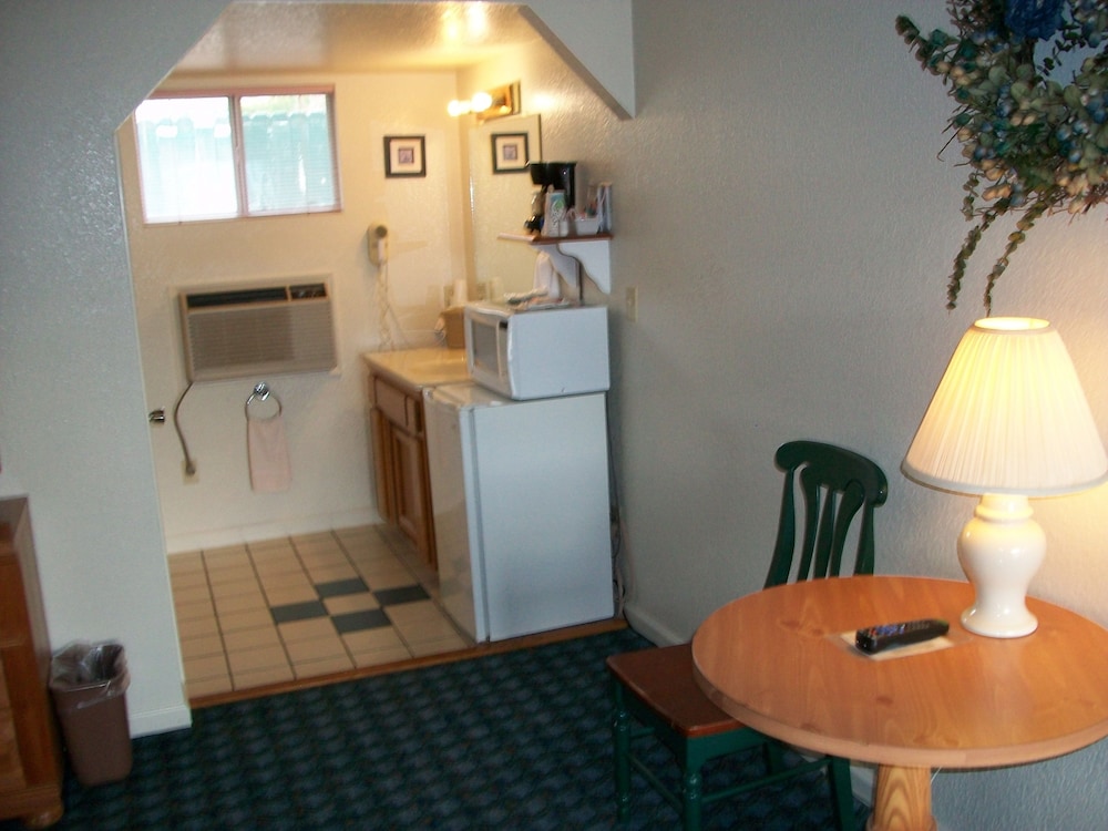 Standard Room, 1 Queen Bed, Accessible photo 3