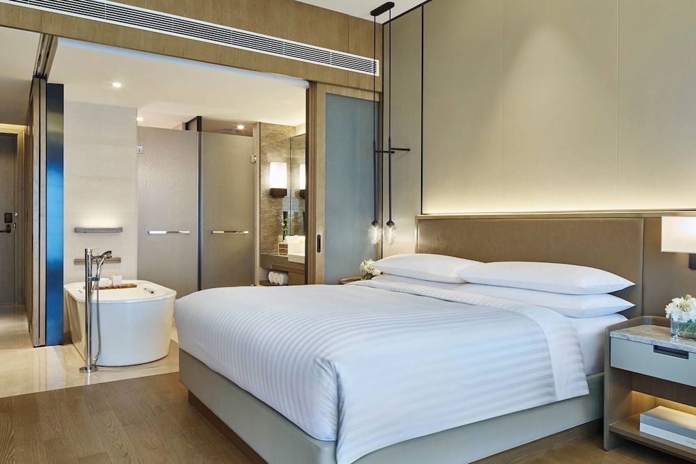 Club Room, 1 King Bed, River View