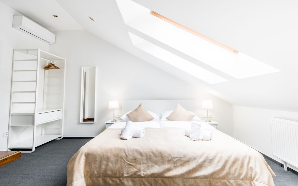 Grand Room, 2 Bedrooms, Private Bathroom photo 2