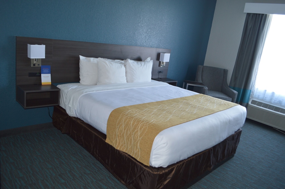 Suite, 1 King Bed, Accessible, Non Smoking photo 2