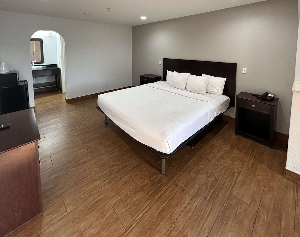 Deluxe Room, 1 King Bed, Non Smoking - Photo 3