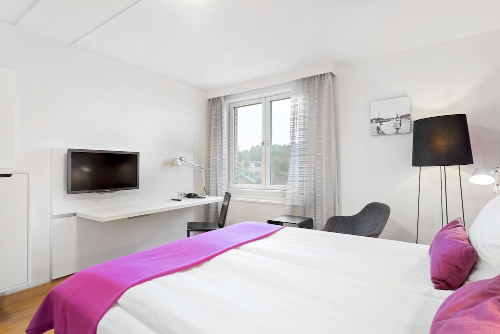 Standard Room, 1 Queen Bed, Non Smoking - Photo 4