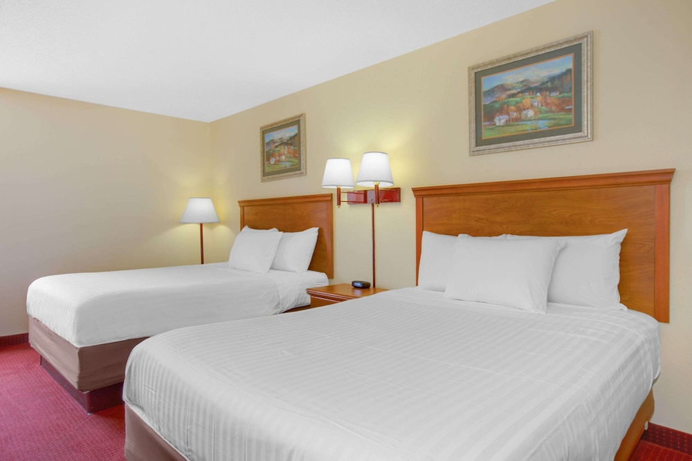 Standard Room, 2 Queen Beds, Refrigerator photo 1