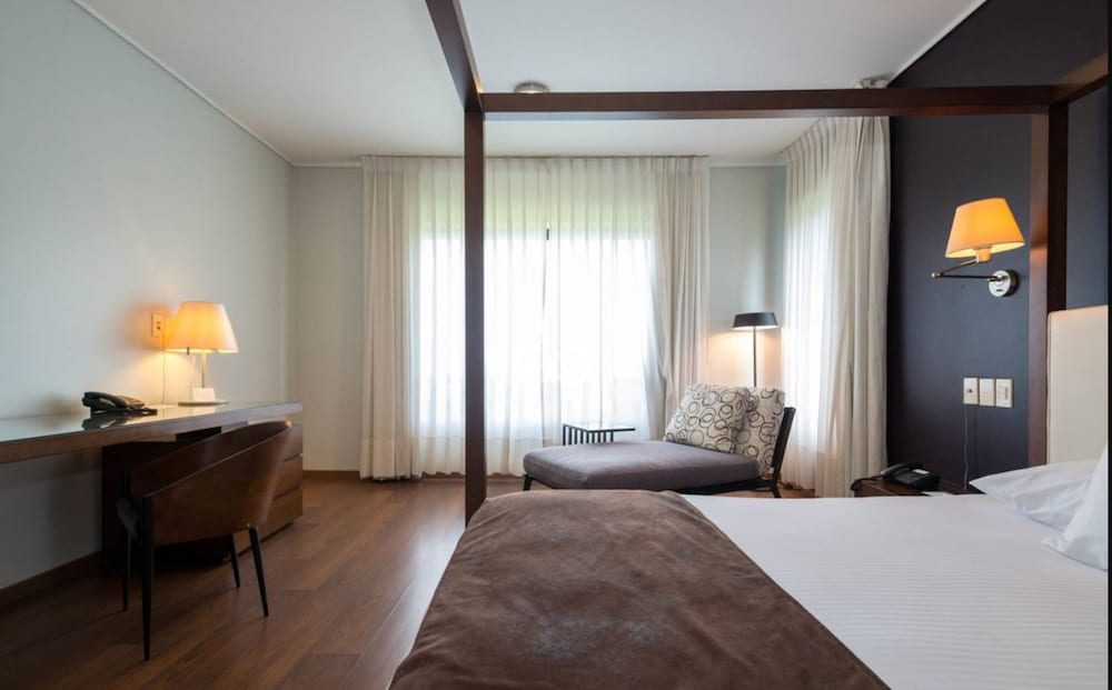 Room (Master) - Photo 1
