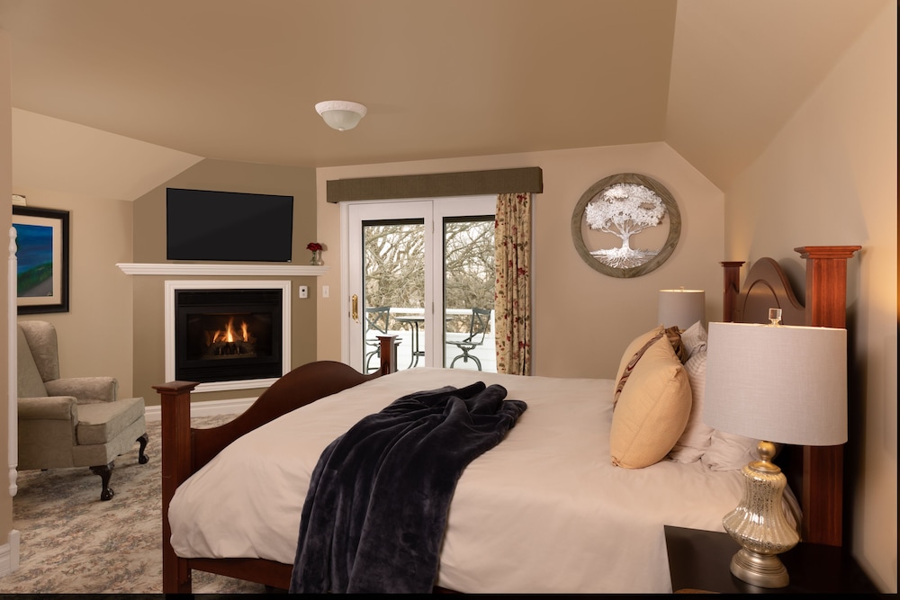 Standard Suite with King Bed & Sitting Room photo 1