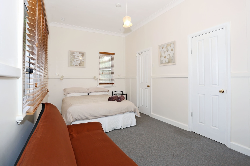 Front Room photo 3