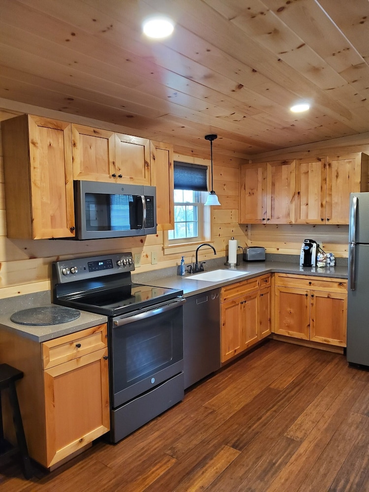 Lakeview Double-Bedroom Deluxe Cottage photo 3