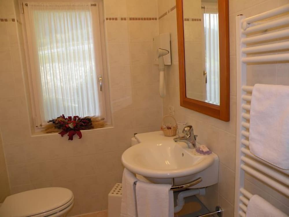 Triple Room, Multiple Beds, Non Smoking photo 2