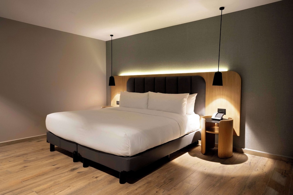 Suite, 1 King Bed - Photo 1