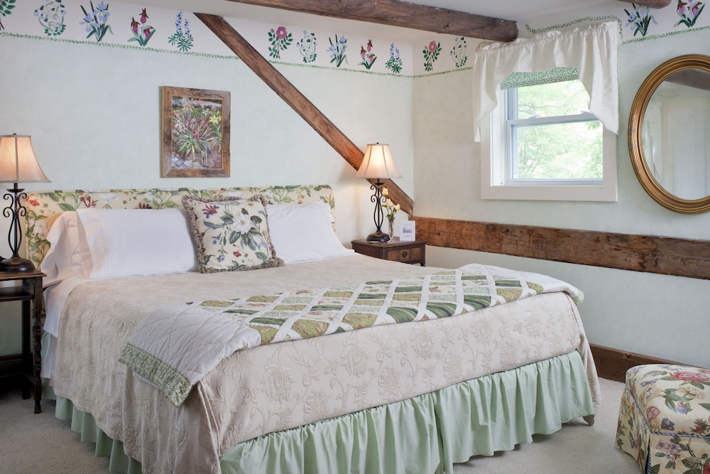 Wildflower Room (Using stairs is required for this guest room) photo 2