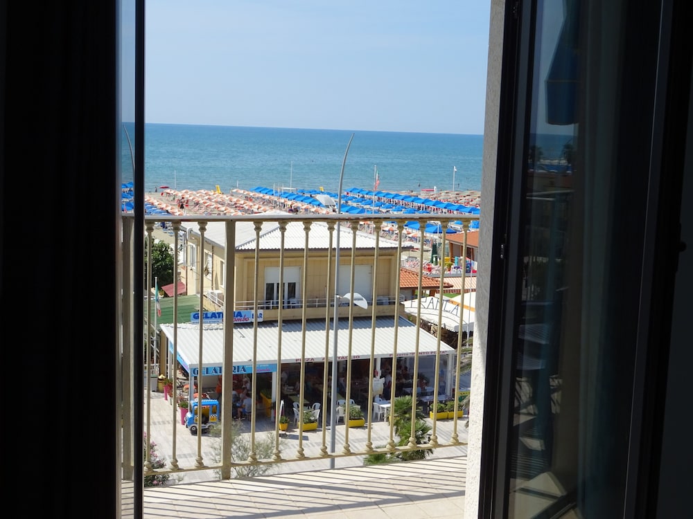 Single Room, Balcony, Sea View photo 2