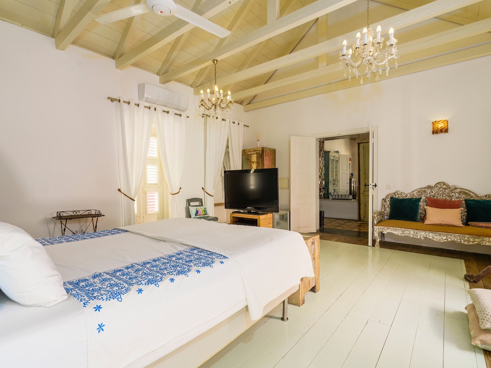 Deluxe Double Room, 1 King Bed, Non Smoking photo 1
