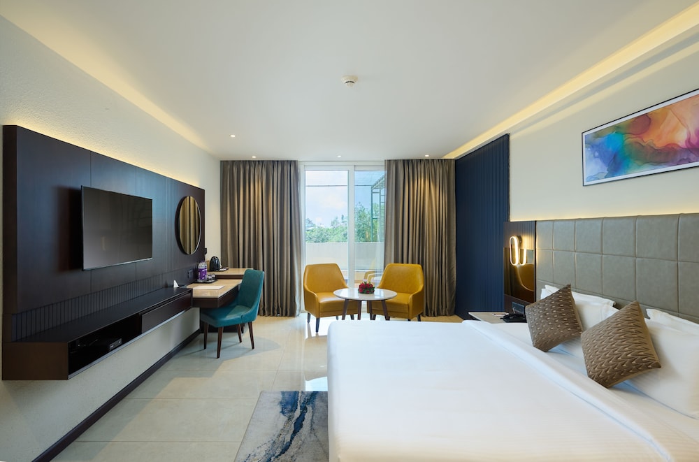 Executive club room with complimentary airport transfers photo 1